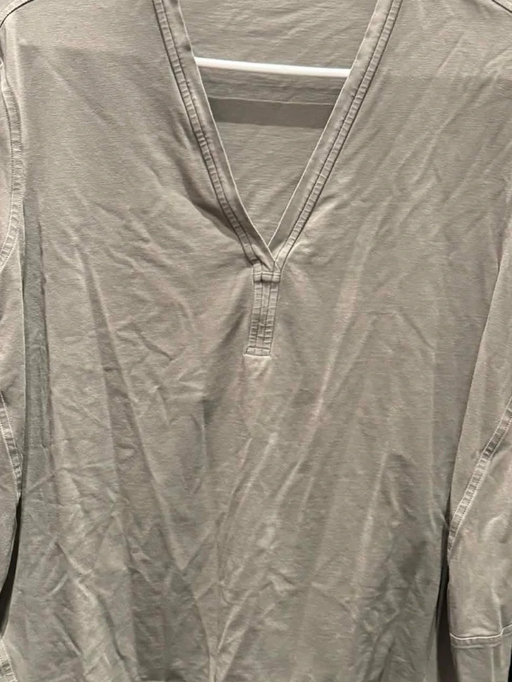 lululemon athletica Taupe Relaxed V-Neck Long Sleeve Top MEDIUM pit to pit 19”